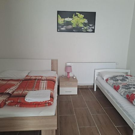 Nha Nghi Cho Cap Doi Va Gia Dinh Apartment Prague Luaran gambar