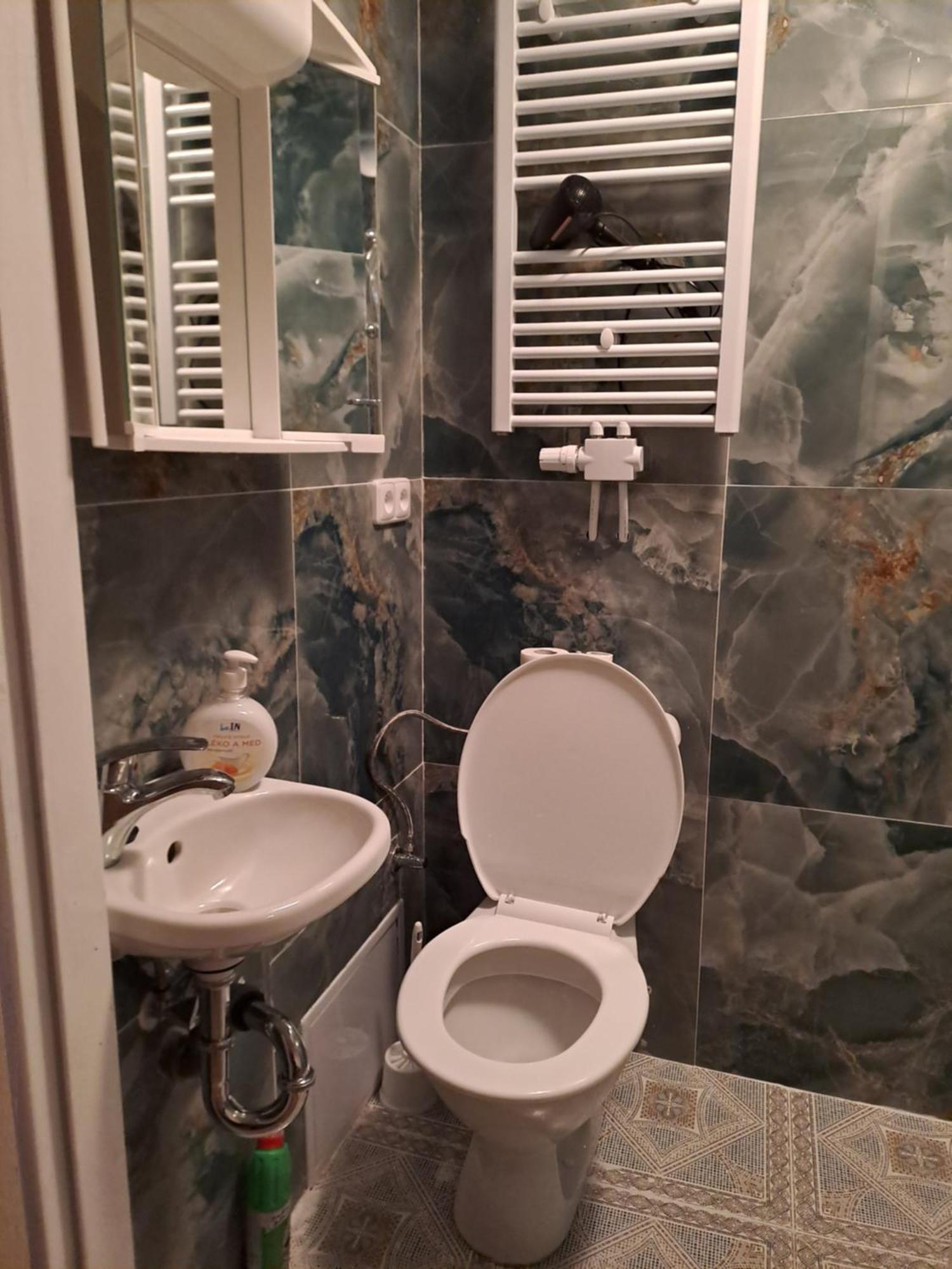 Nha Nghi Cho Cap Doi Va Gia Dinh Apartment Prague Luaran gambar